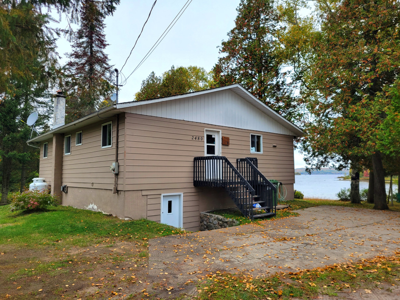 le-heron-waterfront-lake-nominingue/