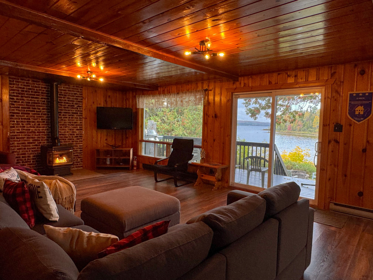 le-heron-waterfront-lake-nominingue/