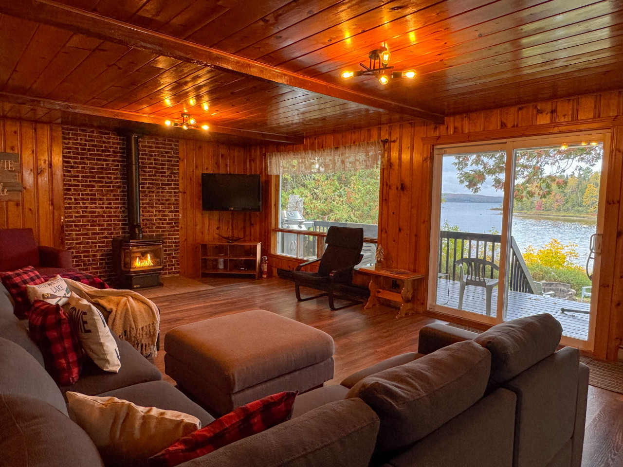 le-heron-waterfront-lake-nominingue/