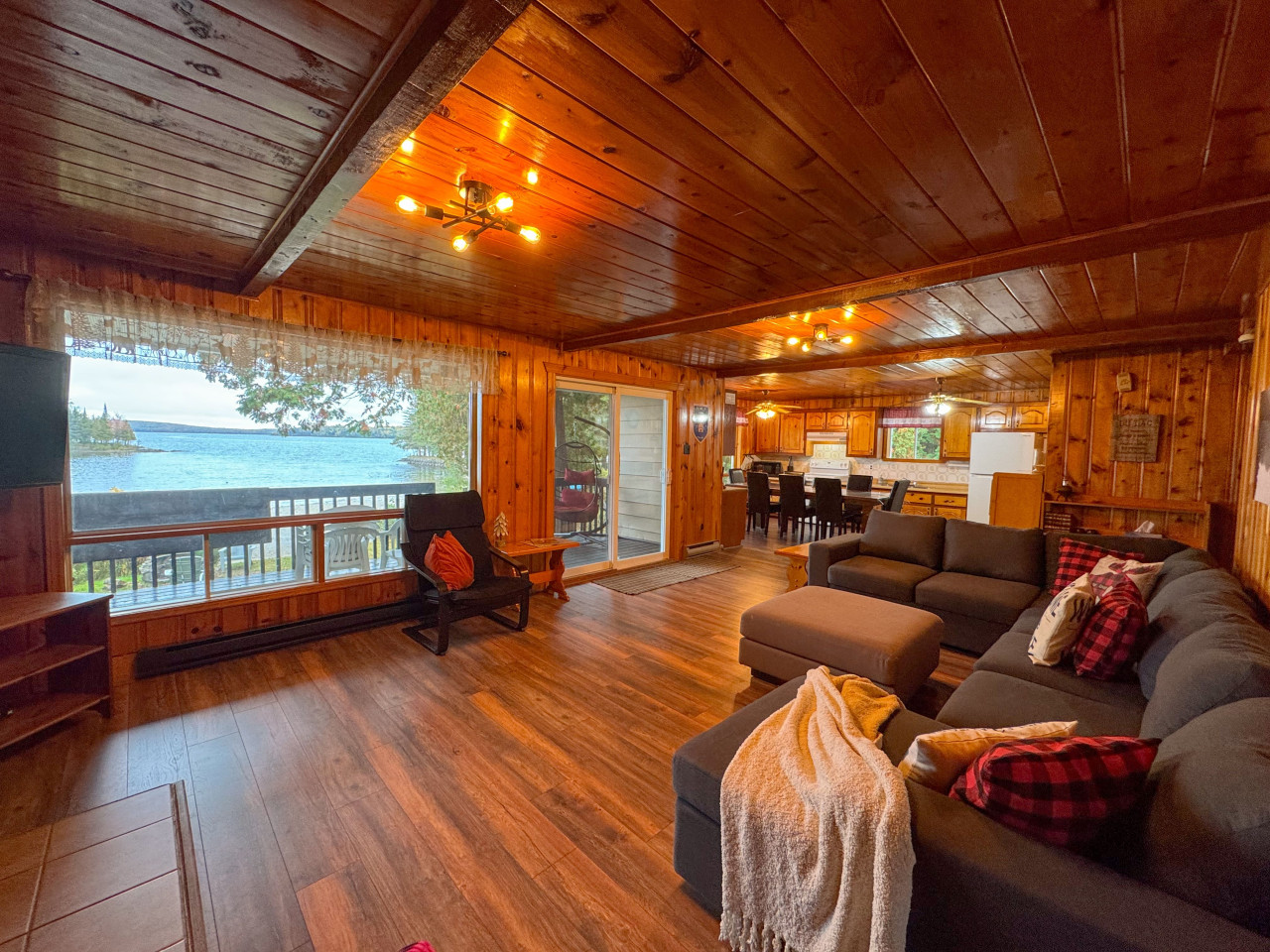 le-heron-waterfront-lake-nominingue/