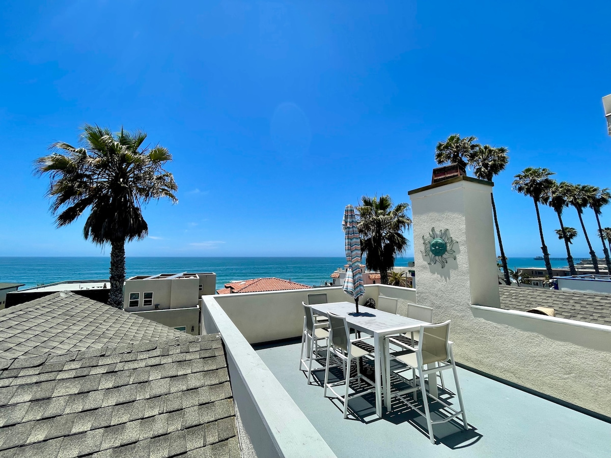 Enjoy drinks and dinner at our rooftop deck with panoramic ocean views and spectacular sunsets. 