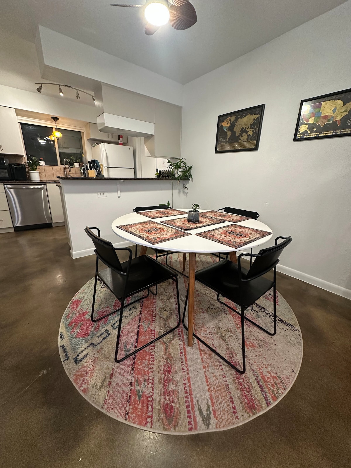 royal-retreat-luxe-2br-or-5-mins-to-downtown/