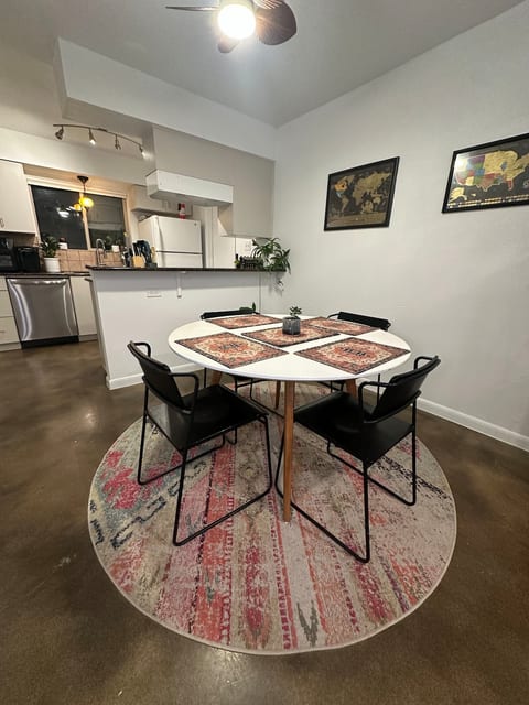 Royal Retreat – Luxe 2BR | 5 mins to Downtown image 3