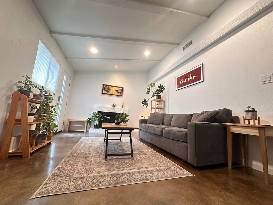 Royal Retreat – Luxe 2BR | 5 mins to Downtown image 1