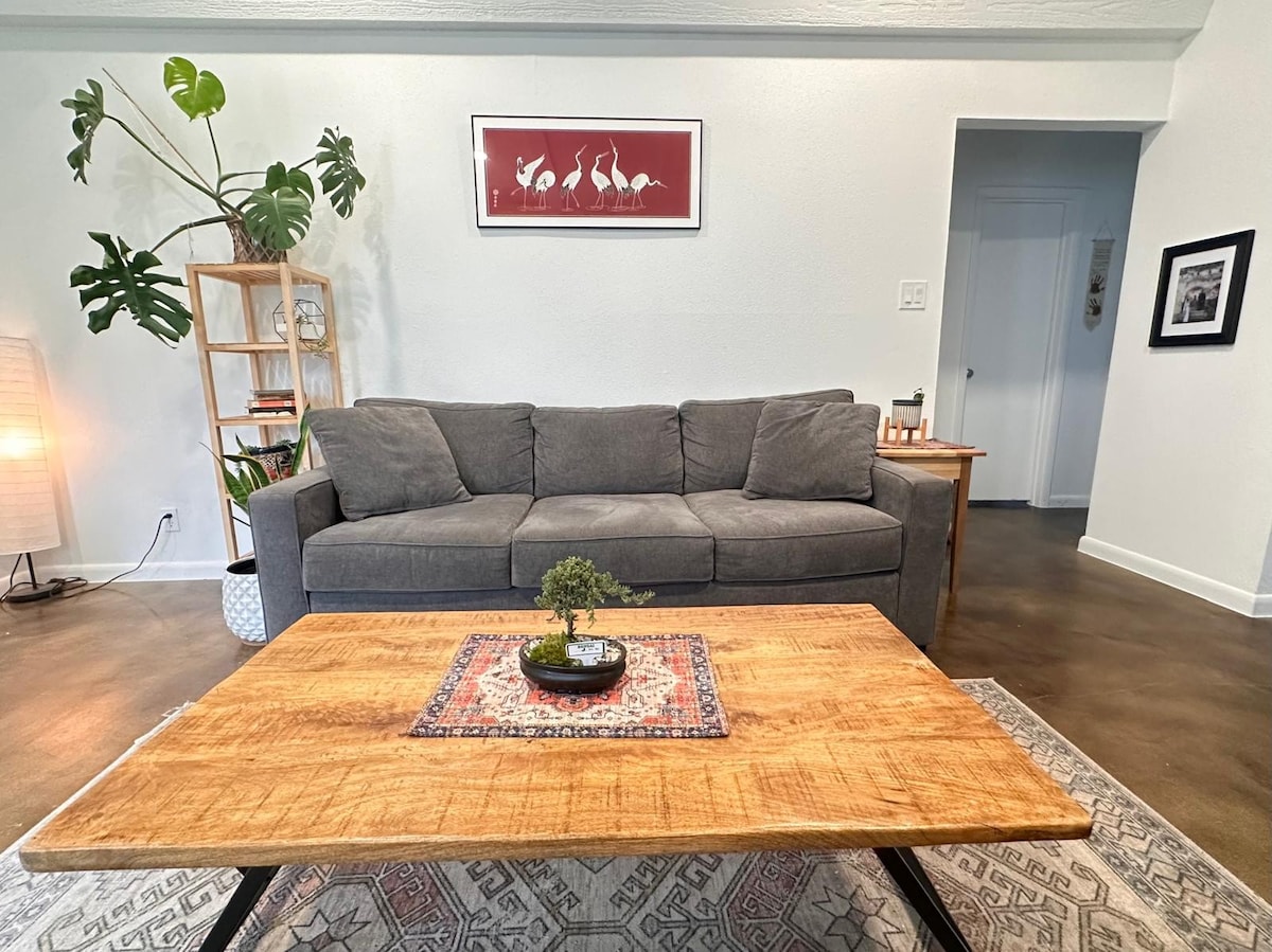 royal-retreat-luxe-2br-or-5-mins-to-downtown/