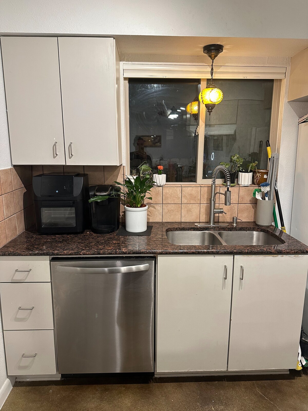 royal-retreat-luxe-2br-or-5-mins-to-downtown/