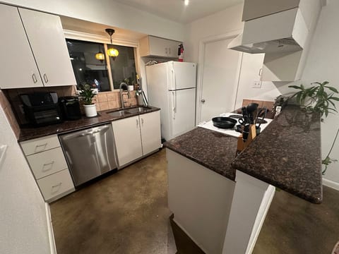 Royal Retreat – Luxe 2BR | 5 mins to Downtown image 5