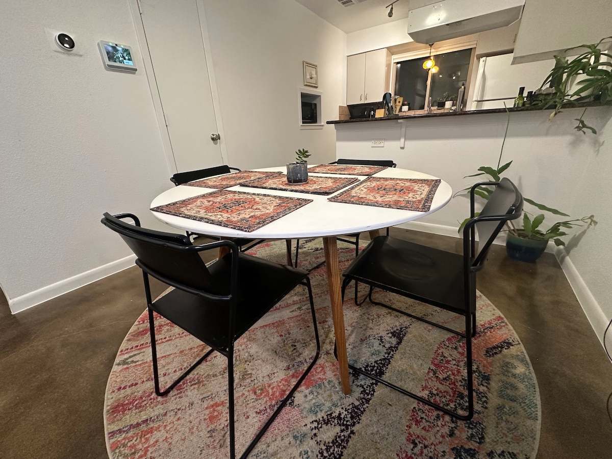 royal-retreat-luxe-2br-or-5-mins-to-downtown/