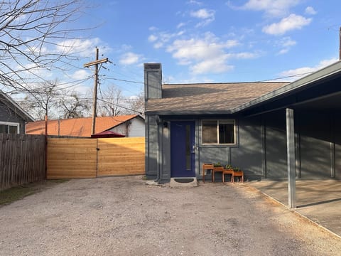 Royal Retreat – Luxe 2BR | 5 mins to Downtown image 2