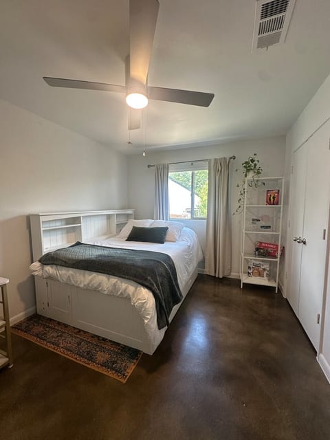 Royal Retreat – Luxe 2BR | 5 mins to Downtown image 4
