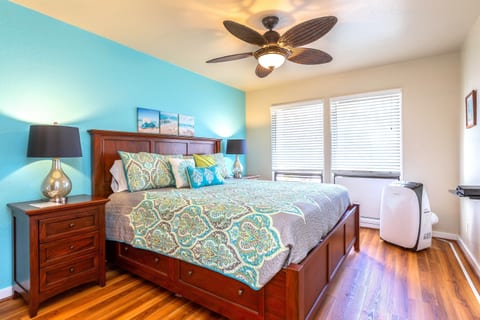 King size bed, new furniture, completely updated!