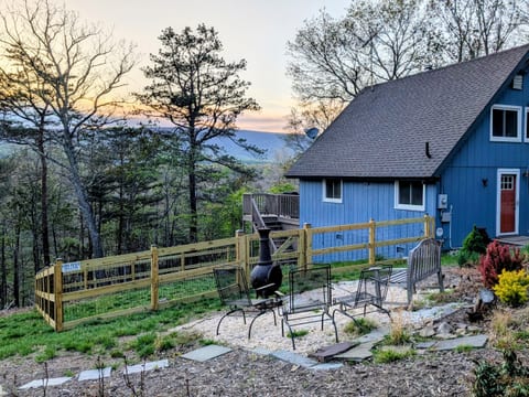 WV | Private Cabin w/ Fenced Yard & Sunset Views