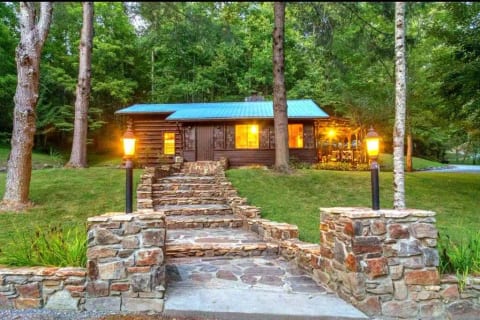 1940s cabin on 35 acres hike&fish onsite+RV hookup