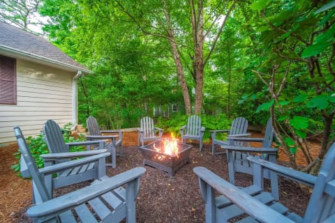 Come and experience a warm and comfortable fireside gathering in the garden courtyard of our mountain vacation rental. Don't forget to bring your S'mores ingredients and engage in delightful c