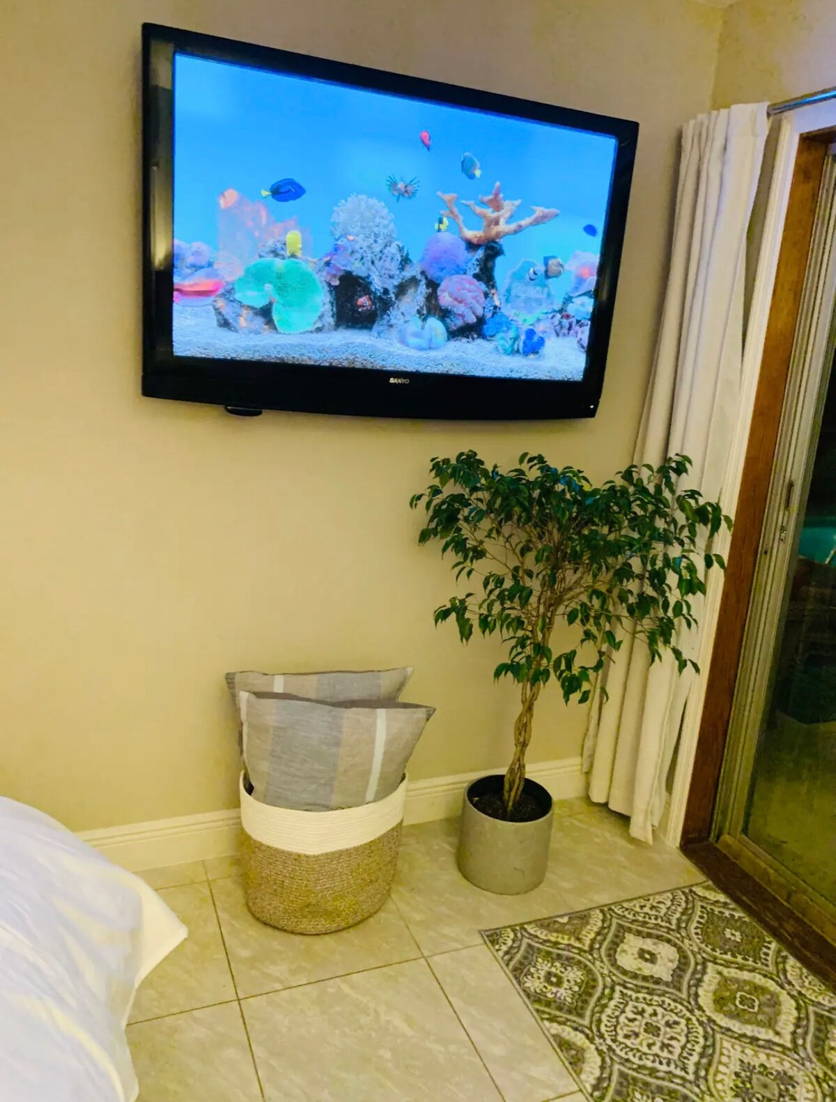 captain's-quarters~airportbeachusssasportcomplex/