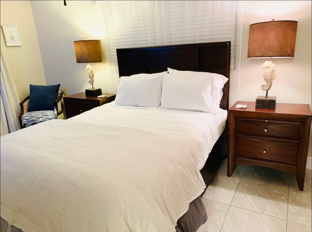 captain's-quarters~airportbeachusssasportcomplex/