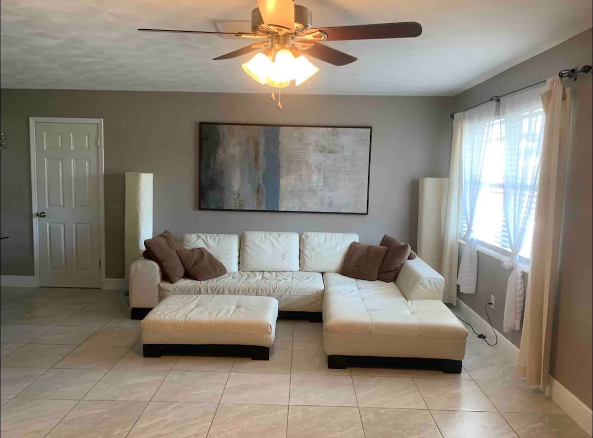 captain's-quarters~airportbeachusssasportcomplex/