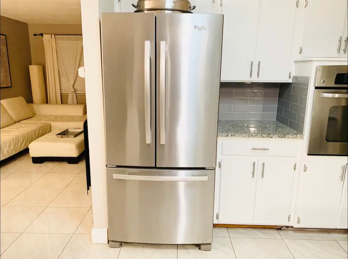 captain's-quarters~airportbeachusssasportcomplex/