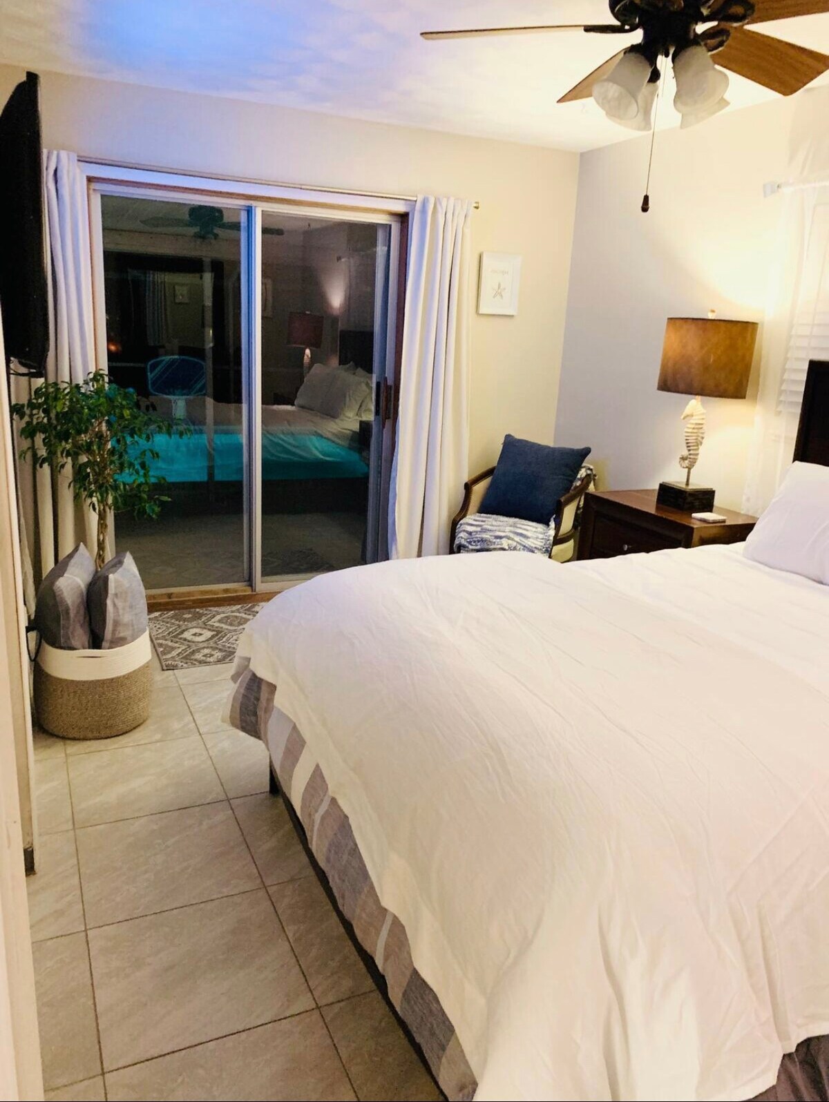 captain's-quarters~airportbeachusssasportcomplex/