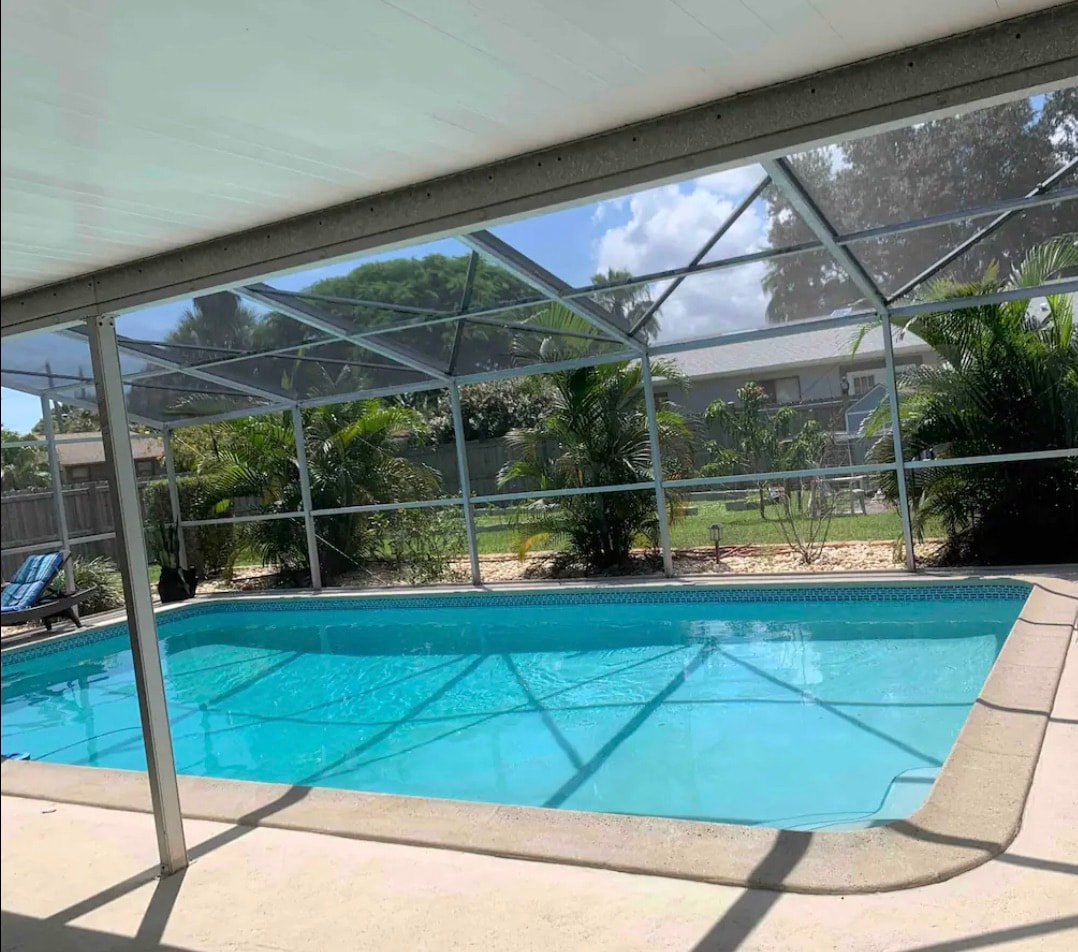 captain's-quarters~airportbeachusssasportcomplex/