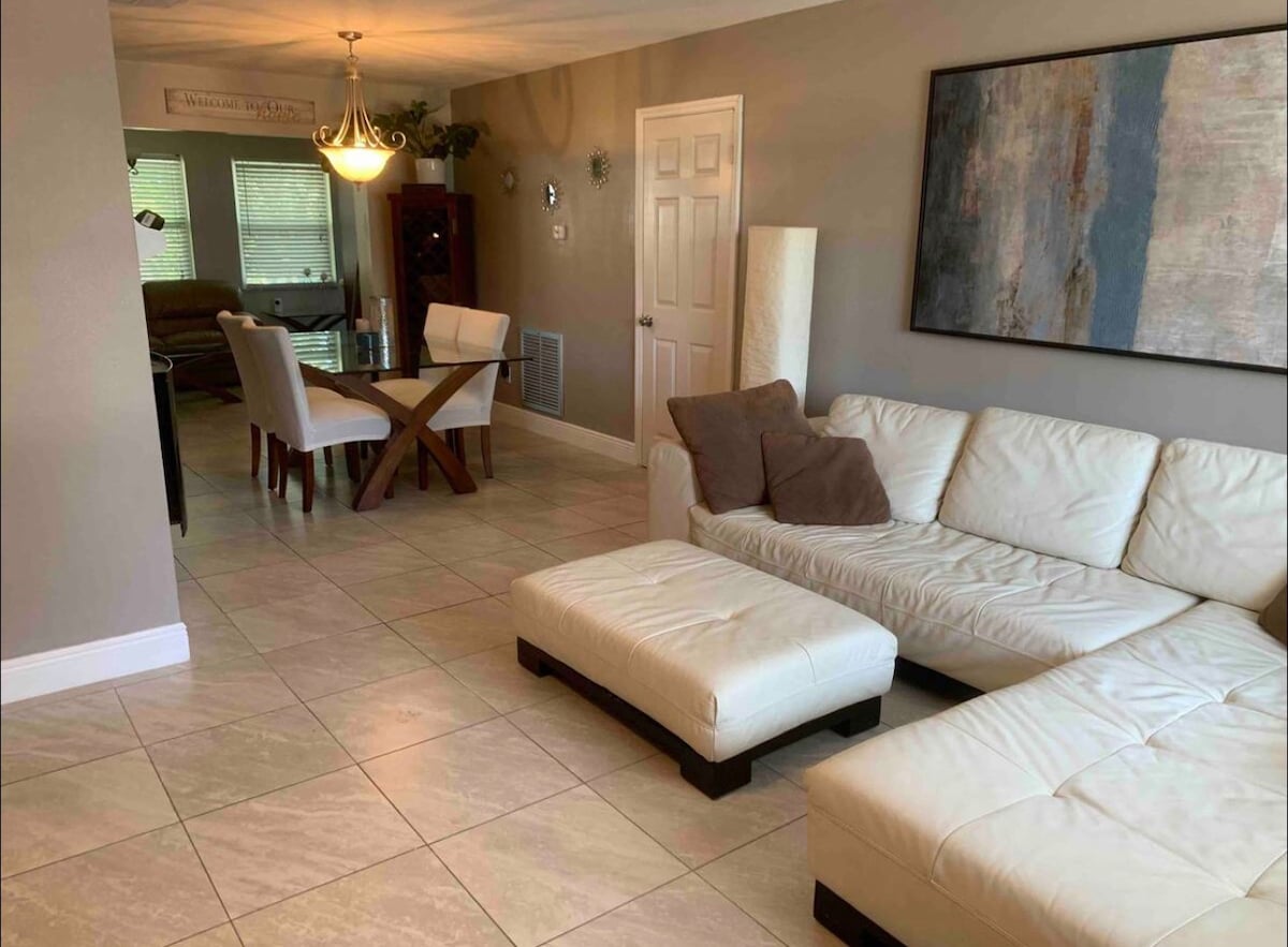 captain's-quarters~airportbeachusssasportcomplex/