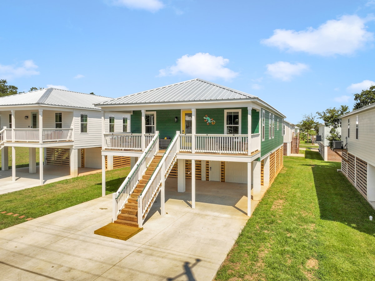 5 Bedroom Beach Retreat| GameArea|HotTub|Sleeps 14 image 1