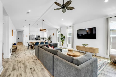 5 Bedroom Beach Retreat| GameArea|HotTub|Sleeps 14 image 3