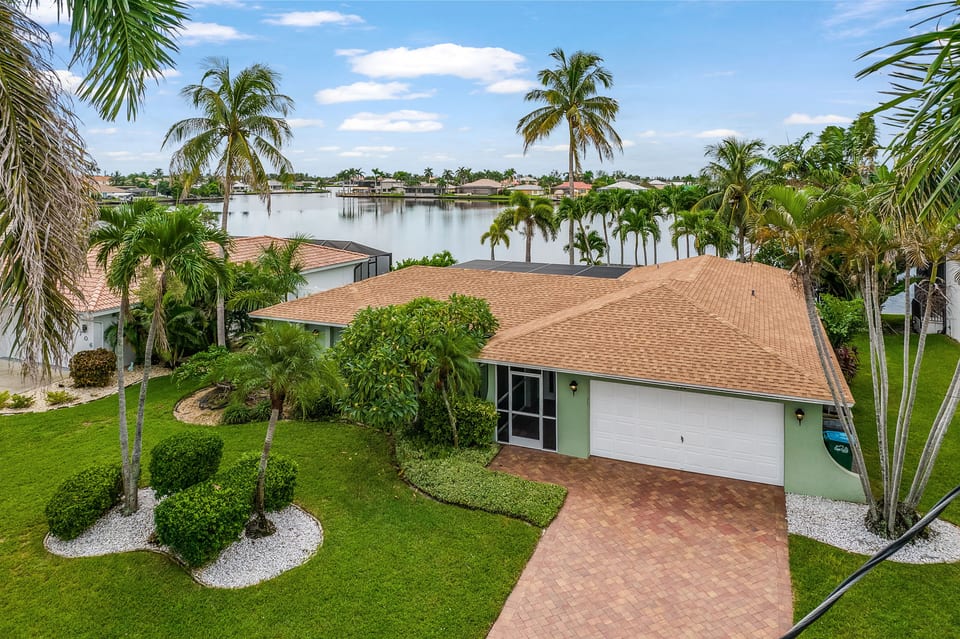 Villa Dolphin at the 8-lakes | Heated Pool - Cape Coral