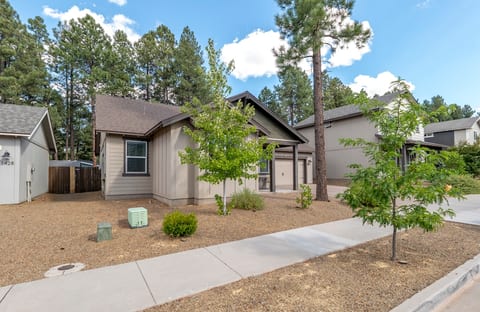 Flagstaff home, 5 mins to downtown, w/AC & EVC!