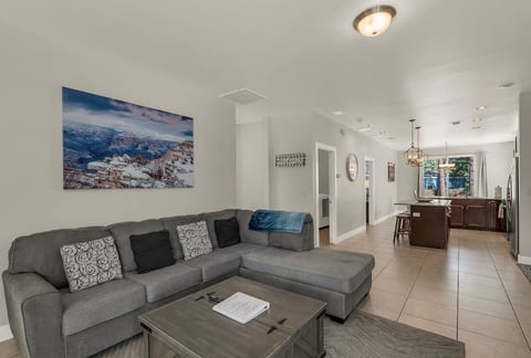 Flagstaff home, 5 mins to downtown, w/AC & EVC!