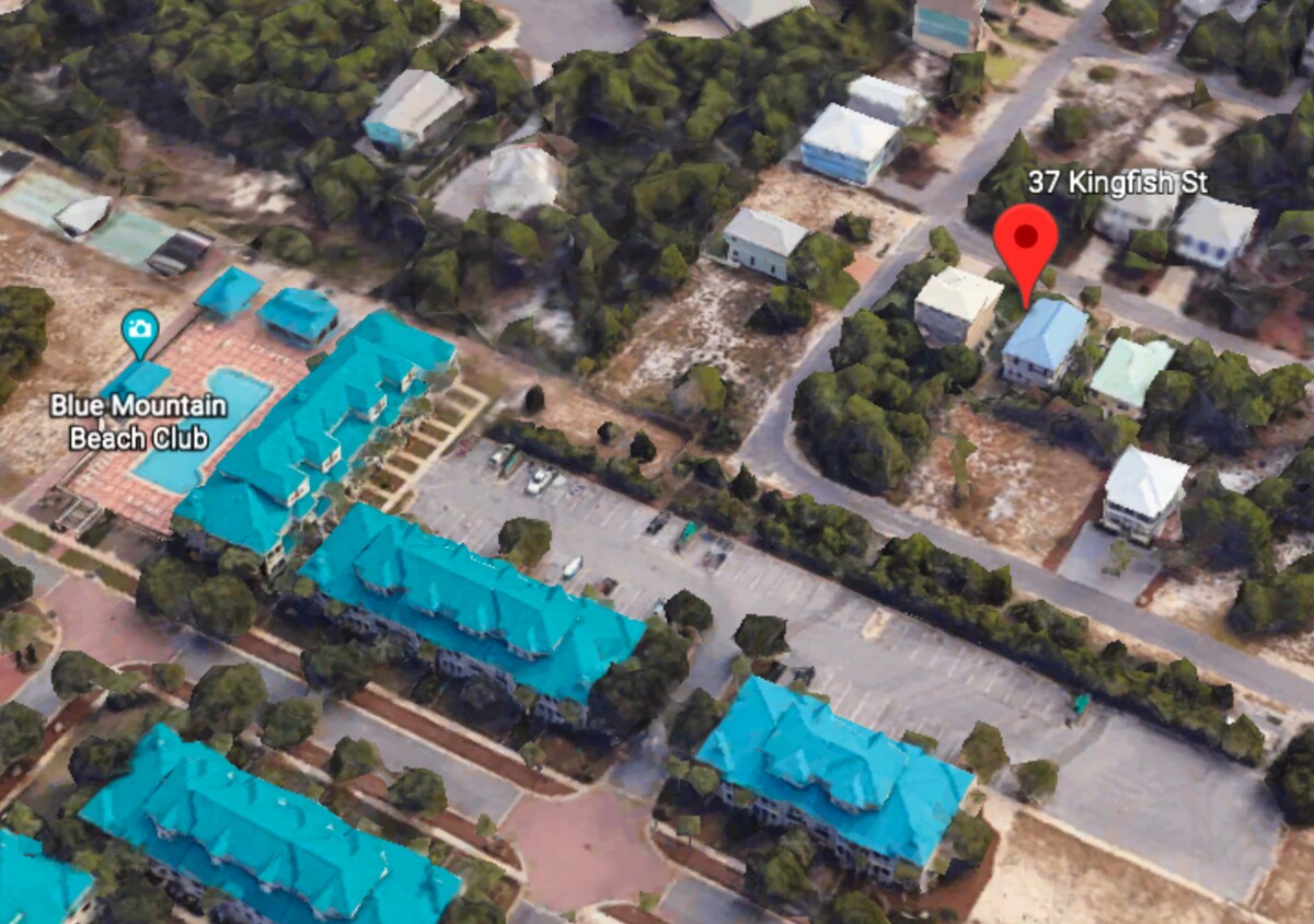 Pool is easy walk (3 mins) to The Village at Blue Mountain Beach. Short cut across trees to parking lot.