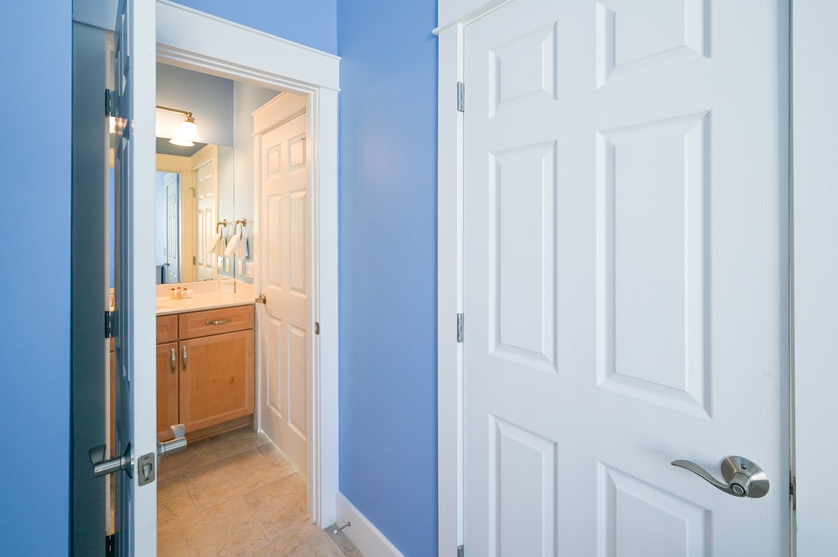 Access from downstairs bedroom to full bathroom for en-suite.