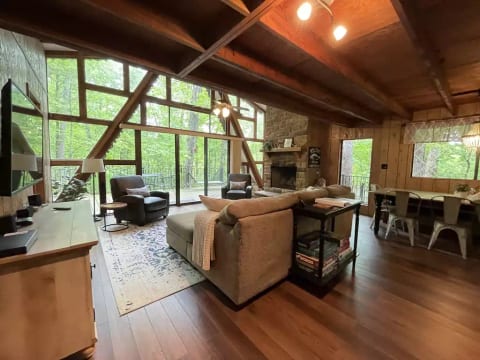 Lakefront chalet; hot tub, dock, firepit, pool