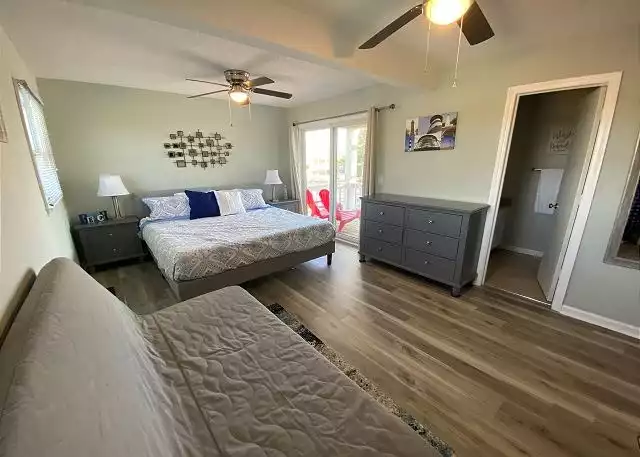 Mid-level King Bedroom with Shared Attached Bathroom Mid-level King Bedroom with Shared Attached Bathroom - Shell Of A Good Time (Corolla Vacation Home) - Corolla