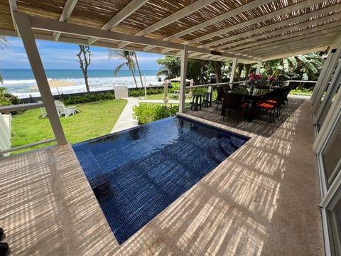 Backyard Beach House: Oceanfront Luxury 5 Bdr image 4