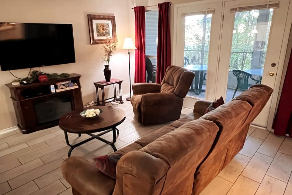 Double-reclining sofa and single recliner give you comfy spots to relax. 55" 4K TV for kicking back at the end of a busy day of Branson activities.