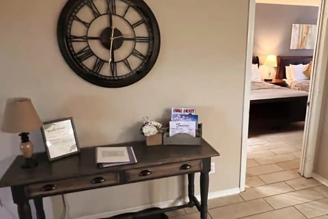 Luxury Garden Jacuzzi & Golf Views: 1 Mile to 76 Strip image 5
