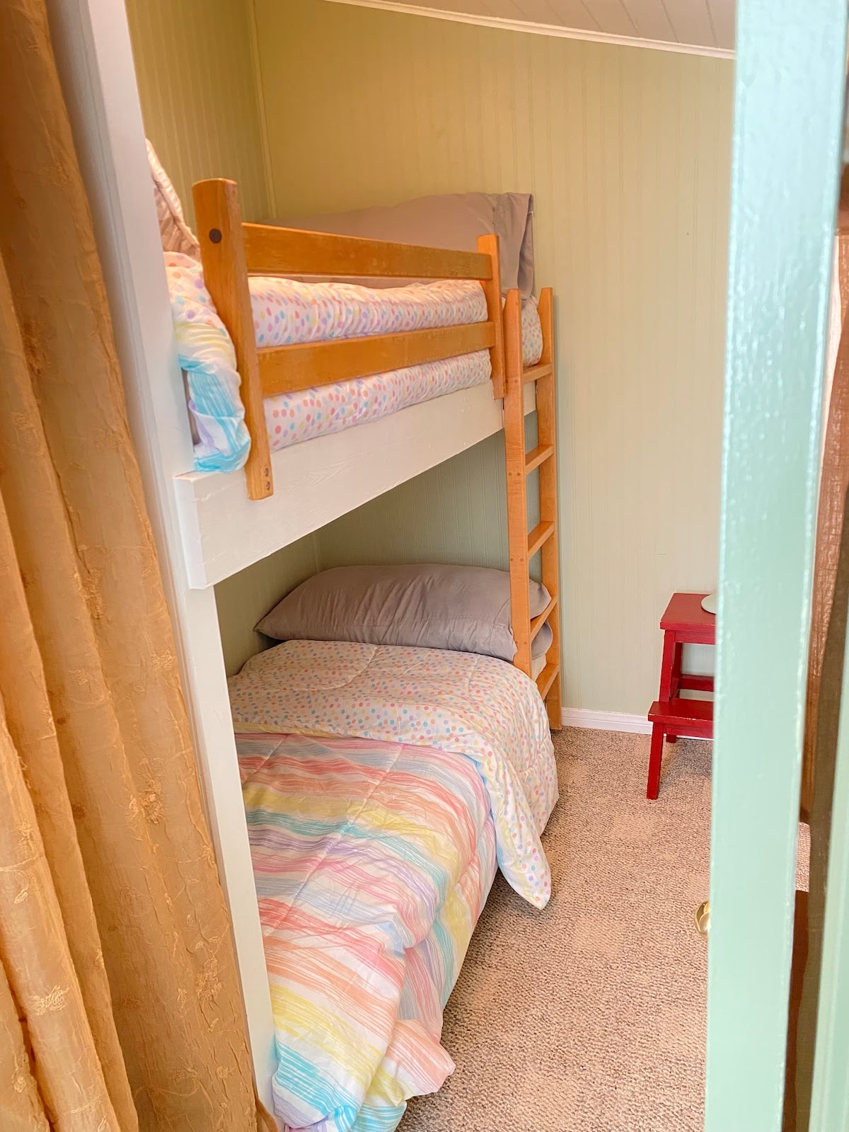 charming-cabin-retreat-or-pets-+-pines-+-lake/