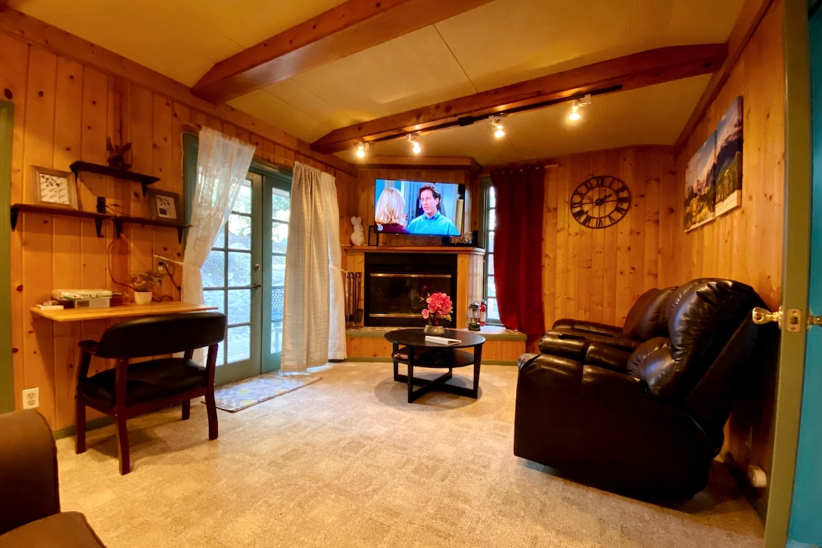 charming-cabin-retreat-or-pets-+-pines-+-lake/