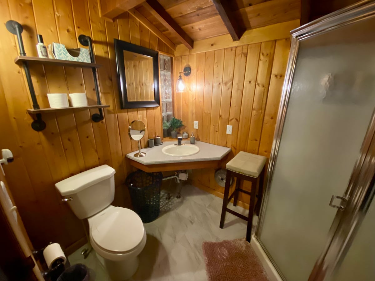 charming-cabin-retreat-or-pets-+-pines-+-lake/