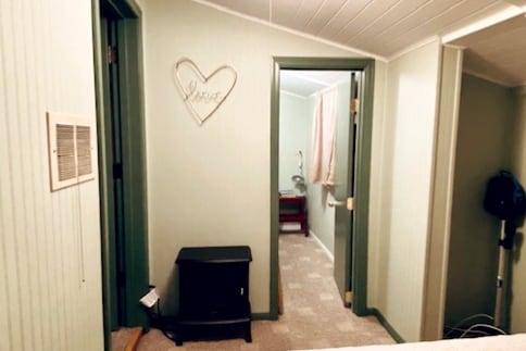 charming-cabin-retreat-or-pets-+-pines-+-lake/