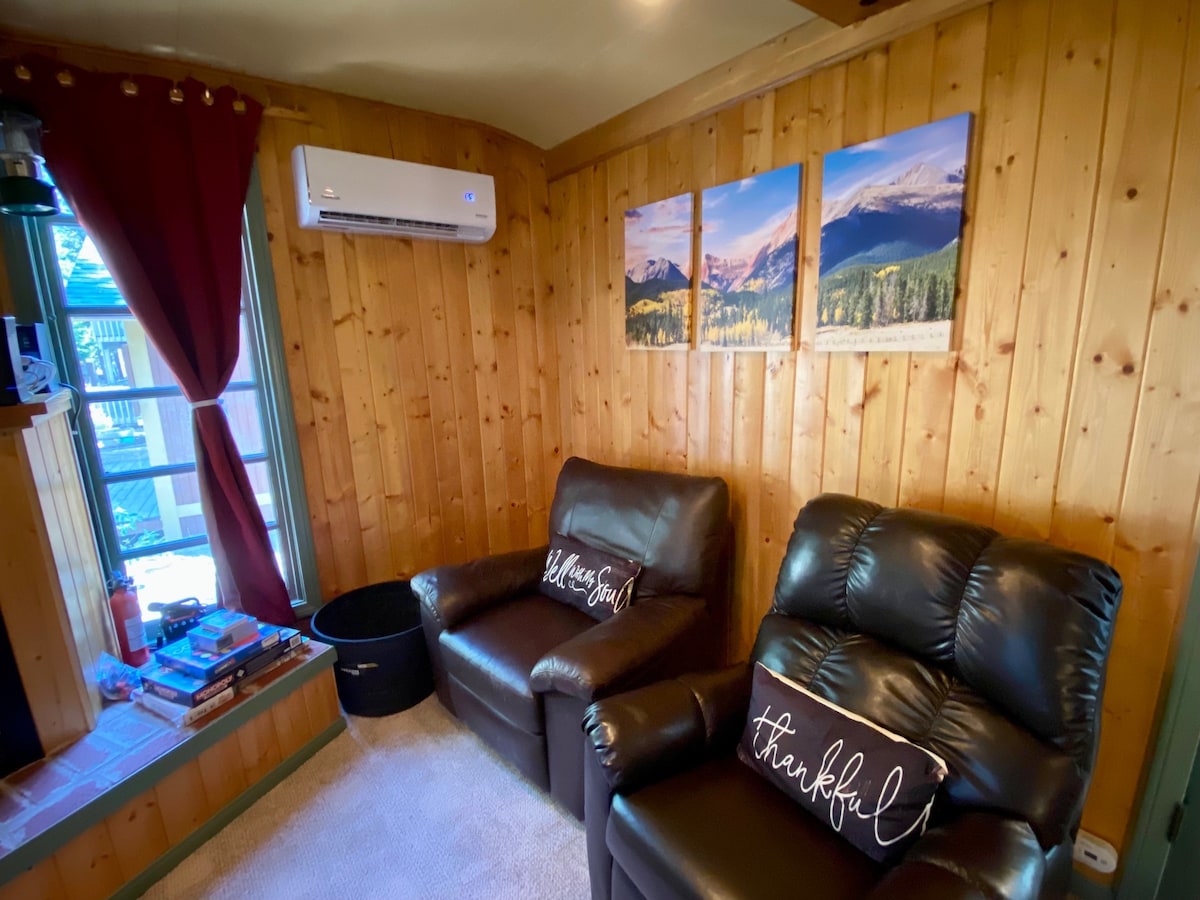 charming-cabin-retreat-or-pets-+-pines-+-lake/