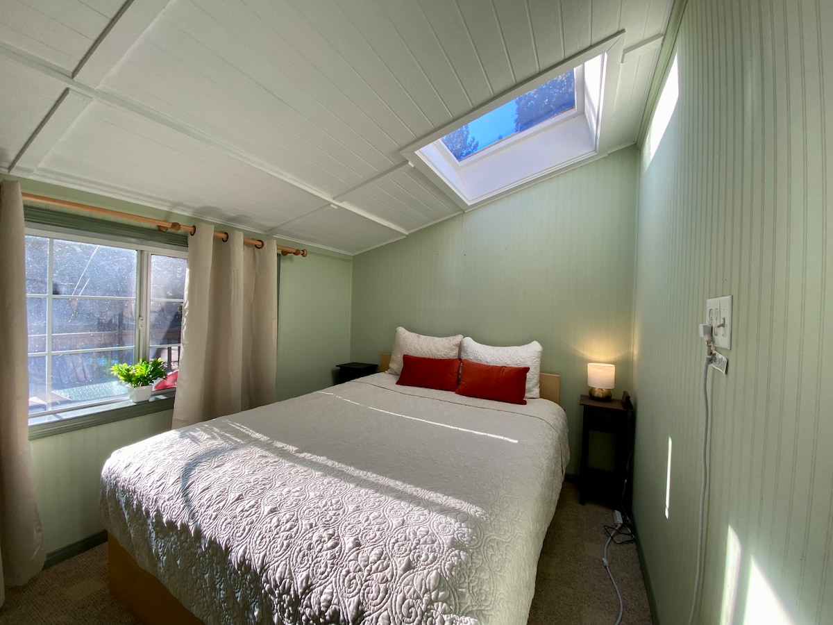 charming-cabin-retreat-or-pets-+-pines-+-lake/