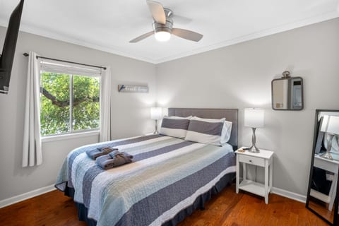 Comfortable Queen bed in the primary bedroom