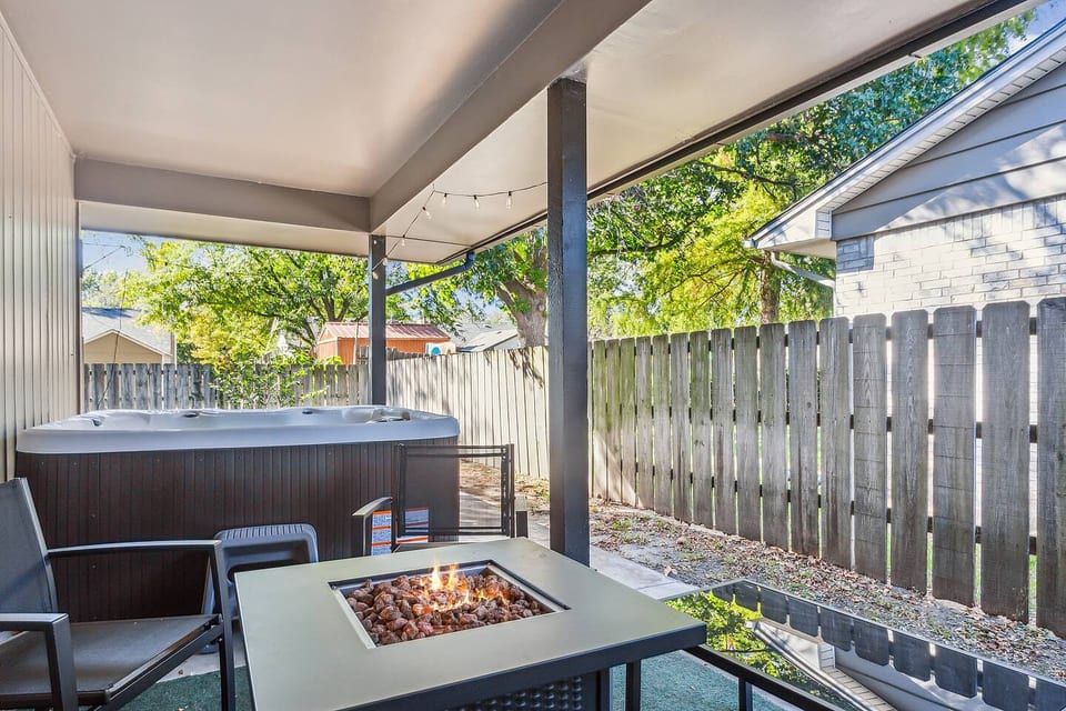 Place in Indian Hills Wichita with Hot Tub & Cinema/ Quiet Neighborhood - Wichita