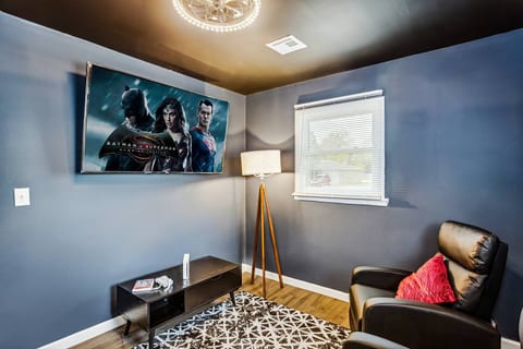 WestWichita: Private HotTub & KingBed