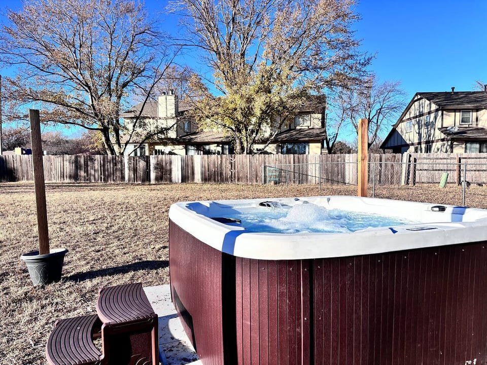 King, PoolTable & HotTub Duplex in West Wichita - Wichita