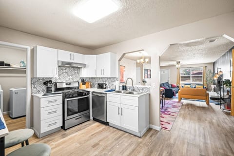Cozy 4BD - Fire Pit & BBQ - 10 Min from Downtown