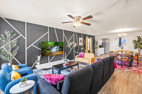 Cozy 4BD - Fire Pit & BBQ - 10 Min from Downtown
