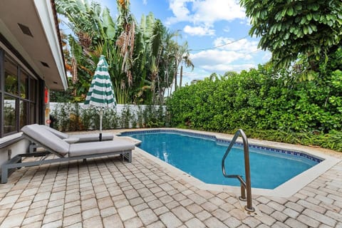 Florida Tropical Escape 𝙗𝙮 𝙎𝙏𝘼𝙔-𝙏𝙊𝘿𝘼𝙔 | Lucky Villa